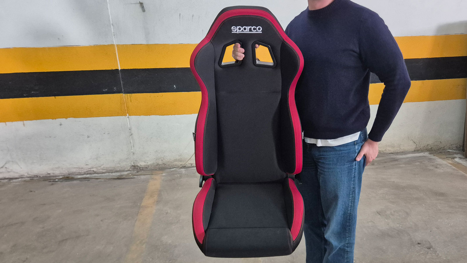 Το πρώτο πράγμα που μας έκανε εντύπωση όταν πιάσαμε το Sparco R100 από κοντά ήταν η αίσθηση στιβαρότητας. 