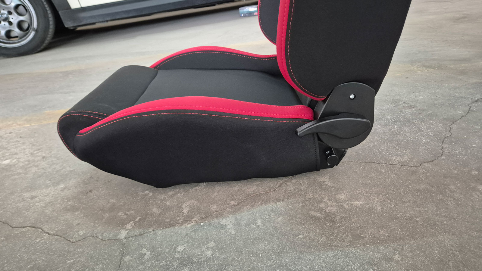 Αν περιμένεις σκληρή αγωνιστική εμπειρία που κουράζει στο πρώτο μισάωρο, εδώ θα εκπλαγείς. Η πλάτη του είναι ρυθμιζόμενη με διπλούς μοχλούς, κάτι που 