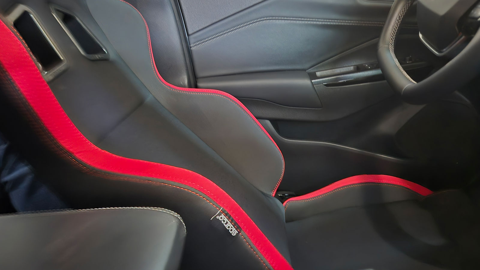 Παράλληλα, η εταιρεία έχει συνεργαστεί με μεγάλες αυτοκινητοβιομηχανίες, προσφέροντας OEM λύσεις για σπορ εκδόσεις παραγωγής. Μέσα σε αυτό το πλαίσιο,