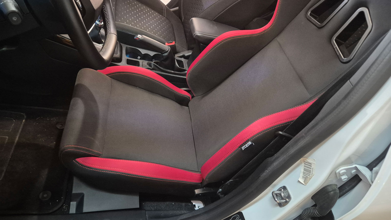 Είναι σχεδιασμένο για να προσφέρει στήριξη και σπορ αίσθηση σε καθημερινή χρήση, χωρίς να θυσιάζει την άνεση. 