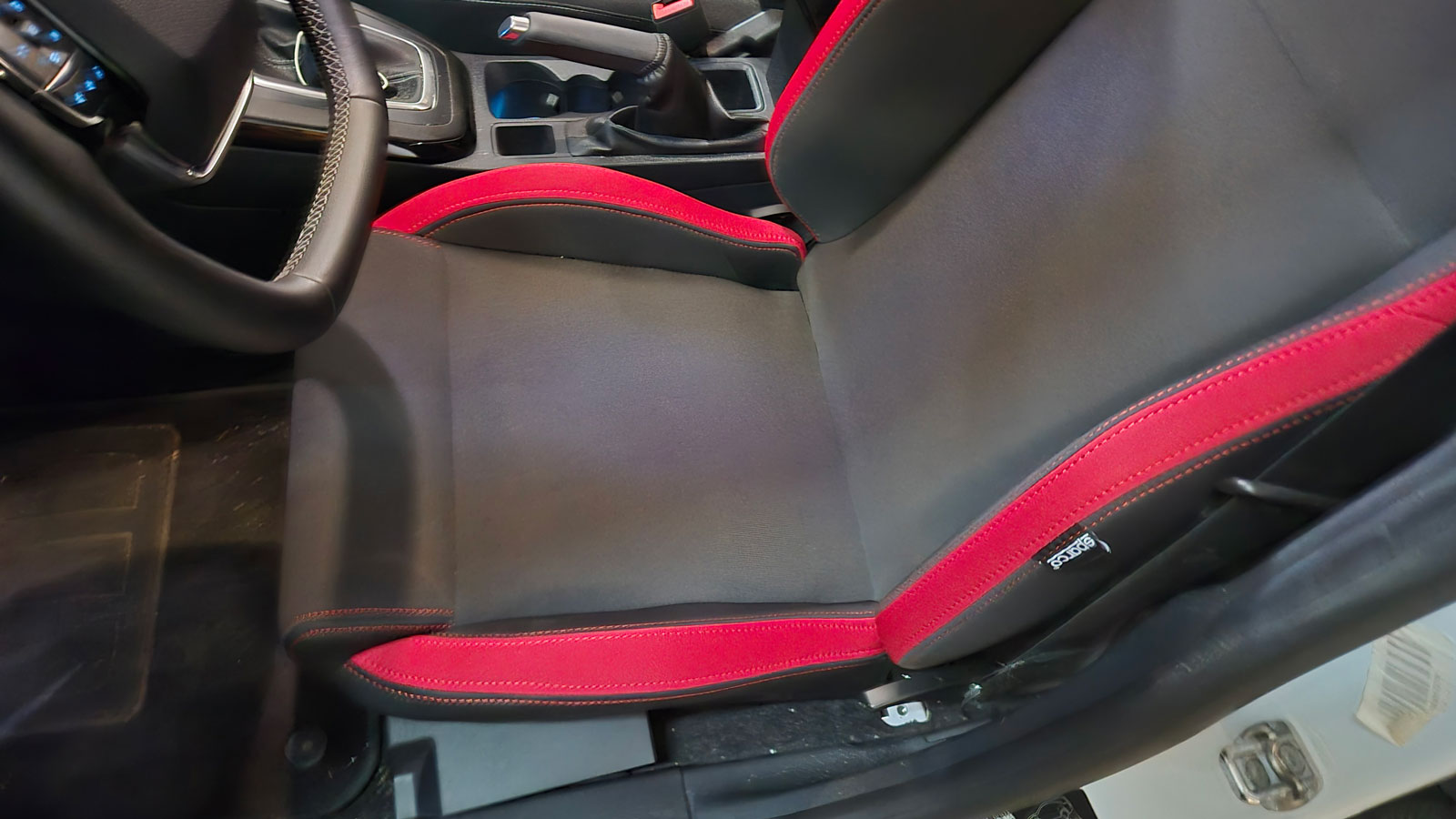 Παρόλο που έχει ευθεία γραμμή δεν θα κουράσει σε πολύωρα ταξίδια γιατί έχει επιπλέον αφρώδες που το καθιστά κατάλληλο για αυτή τη χρήση.