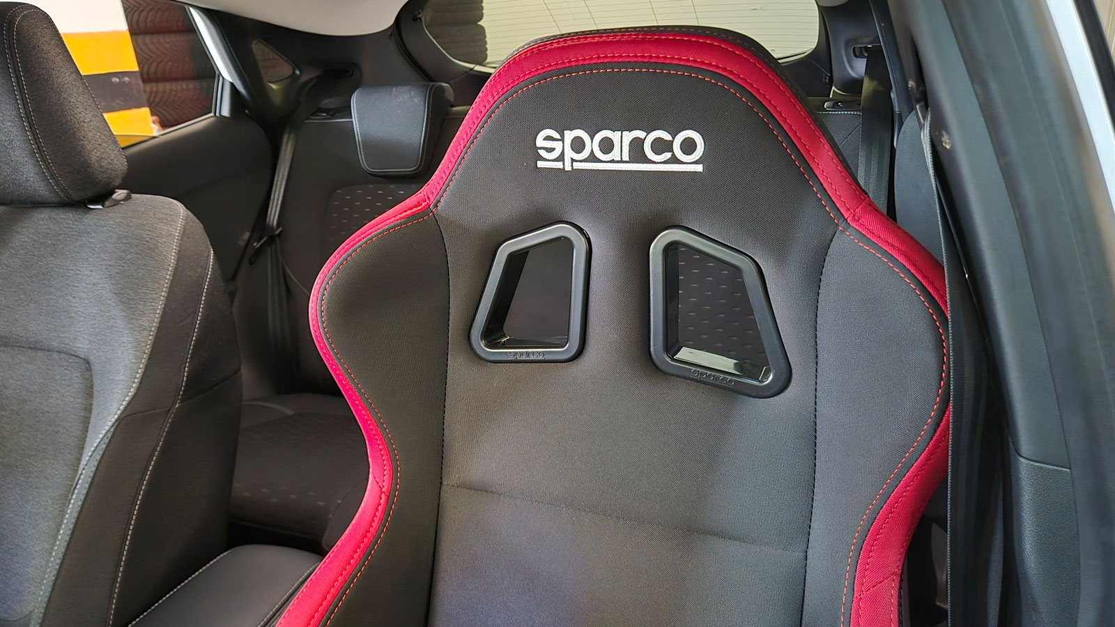 Είναι κατάλληλο για διαφορετικούς σωματότυπους επειδή τα αυτάκια ανοίγουν προς τα έξω. 