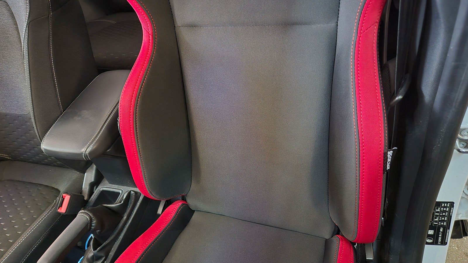 Η στήριξη στα πλευρά είναι ικανοποιητική, σου δίνει την αίσθηση ότι «κολλάς» στη θέση σου και μπορείς να συγκεντρωθείς στο τιμόνι χωρίς να γλιστράς δε