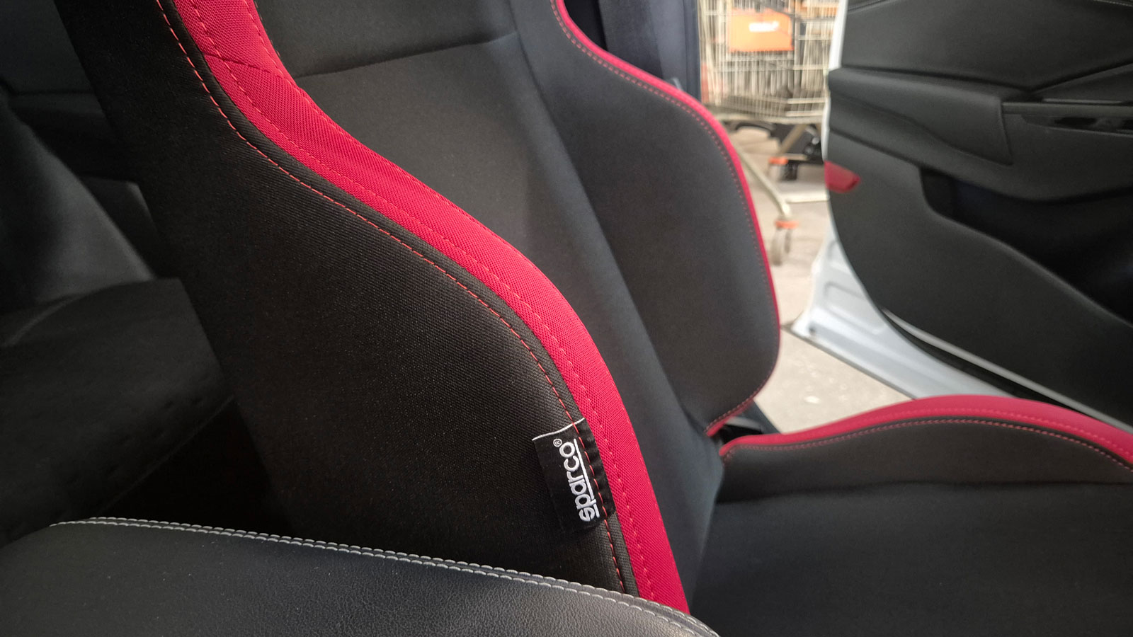 Η bucket σχεδίαση με πλευρικά αυτάκια γίνεται αμέσως εμφανής και σε πρακτικό επίπεδο βάζοντας το σώμα στο κάθισμα και η στήριξη που προσφέρει στα πλευ