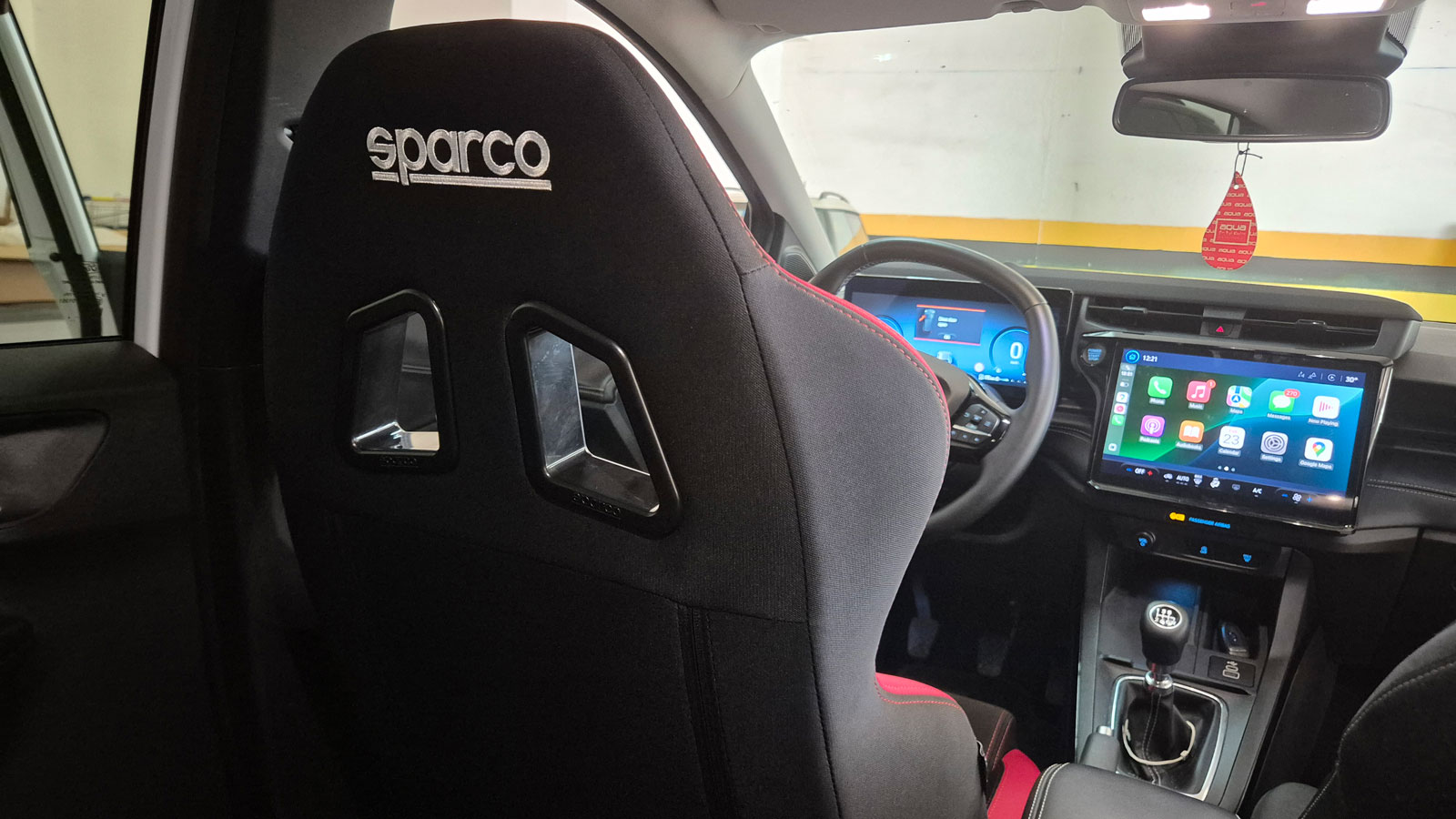 Αυτό δείχνει πως το κάθισμα είναι φτιαγμένο για να καλύπτει τόσο τον καθημερινό οδηγό όσο και τον ενθουσιώδη.