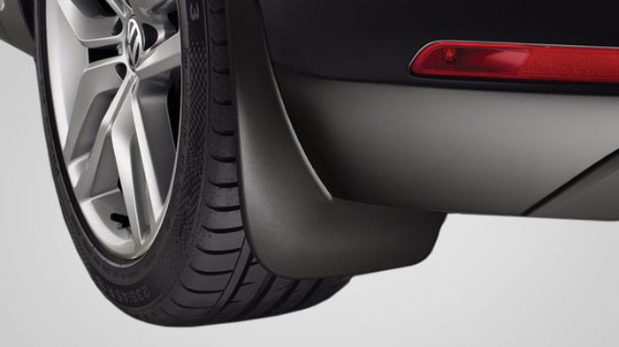 Oι γνήσιοι λασπωτήρες VW προστατεύουν αποτελεσματικά από την έντονη ρύπανση το κάτω μέρος του αυτοκινήτου, το πλευρικό μαρσπιέ και τις πόρτες του αυτο