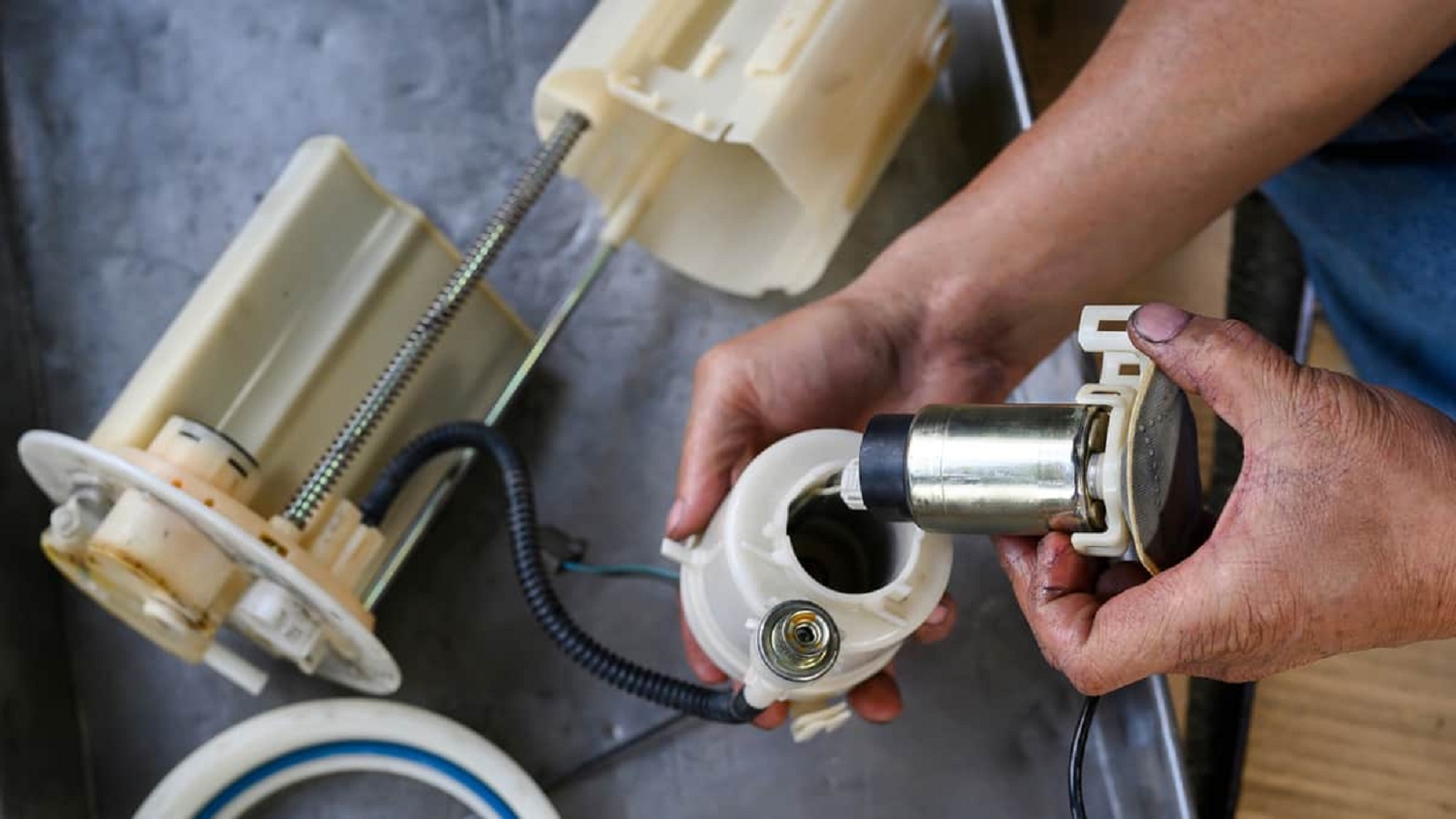 Η τρόμπα ή αντλία βενζίνης αναλαμβάνει να μεταφέρει τη βενζίνη στο σύστημα τροφοδοσίας του κινητήρα.