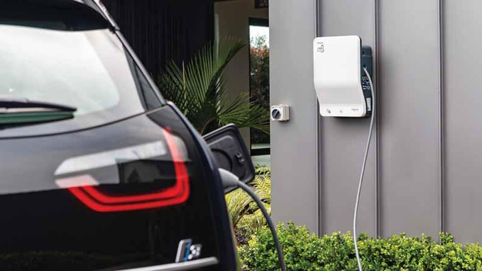 Η Schneider Electric διαθέτει 2 σειρές φορτιστών Wallbox: Σειρά EVlink Wallbox & σειρά EVlink Smart Wallbox.