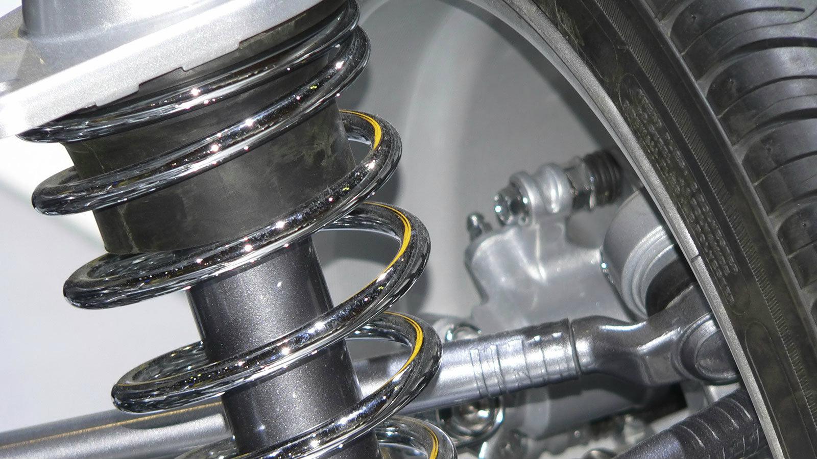 Ο ρόλος των αμορτισέρ είναι να «προστατεύουν» τη διαδρομή των αναρτήσεων όταν το αυτοκίνητο περνάει επάνω από μια ανωμαλία του οδοστρώματος.