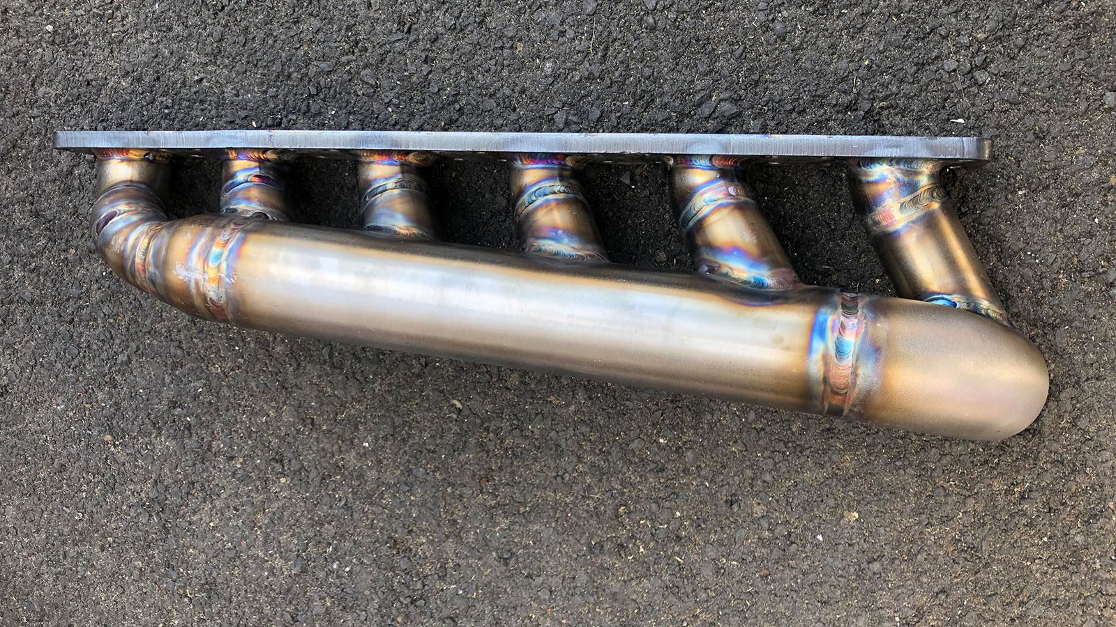 Το «χταπόδι» είναι κατασκευασμένο από χυτοσίδηρο ή από ανοξείδωτο ατσάλι. Σε πιο ακριβά σύνολα (όπως και στη φωτό), ή στο πεδίο των aftermarket χρησιμ