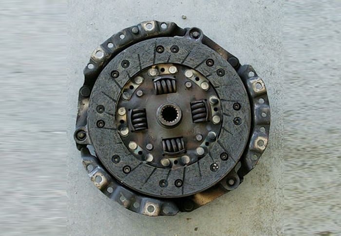 Ο φθαρμένος δίσκος οδηγεί στη φθορά του πλατό, μιας και αυτά τα δύο συνδυάζονται και παρέχουν την κίνηση στους τροχούς.
