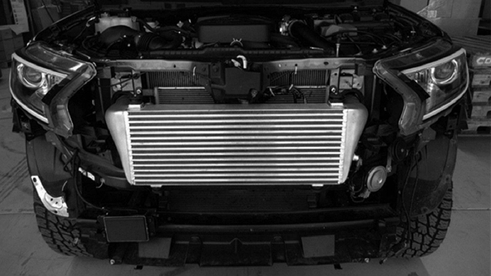 To Intercooler Kit με τα κολάρα σιλικόνης και τους σφιγκτήρες, προσφέρεται σε προνομιακή τιμή.