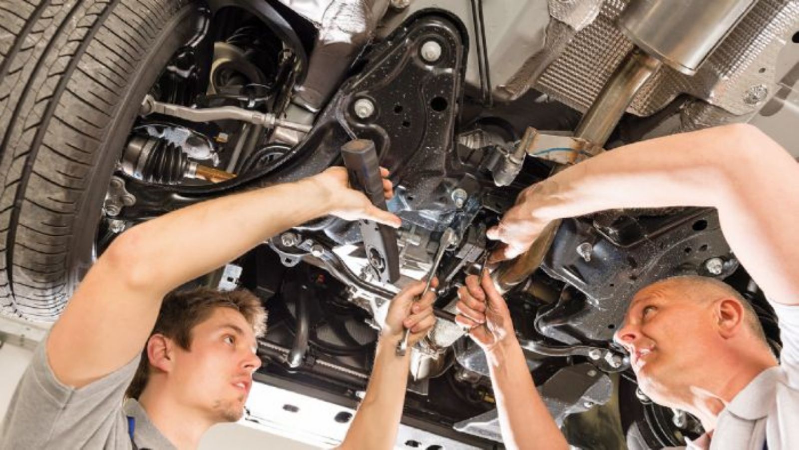 Στα εξουσιοδοτημένα συνεργεία μπορεί κανείς να βρει ανά τακτά χρονικά διαστήματα, ειδικά «πακέτα» service, προσφορές στα ανταλλακτικά, δωρεάν ελέγχους