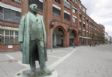 To άγαλμα του Adam Opel εμπρός από την είσοδο των εγκαταστάσεων της εταιρείας στο Rüsselsheim. 