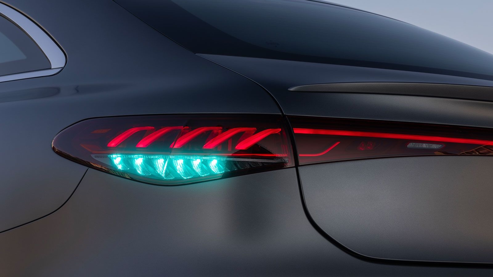 Τι είναι τα τιρκουάζ φώτα στα αυτοκίνητα και γιατί θα τα βλέπουμε στο δρόμο; 