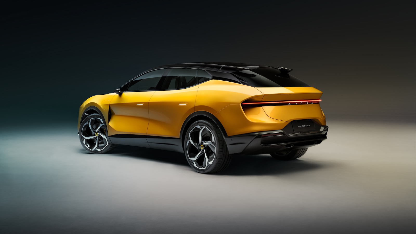 Η μετάβαση στα PHEV αποτελεί στρατηγική στροφή της Lotus, μετά τη μειωμένη ζήτηση στα ηλεκτρικά, που την οδήγησε να αποσύρει τον στόχο για 100% ηλεκτρική γκάμα έως το 2028.