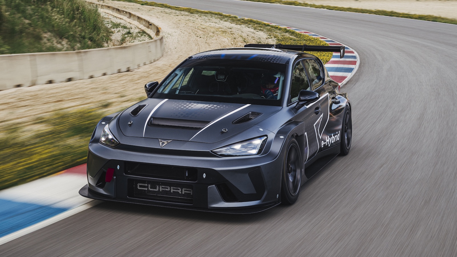 Η CUPRA αποκαλύπτει το Leon VZ e-Hybrid Racer στο Festival of Speed. Ένα υβριδικό αγωνιστικό 500 ίππων που γεφυρώνει το χάσμα μεταξύ δρόμου και πίστας.