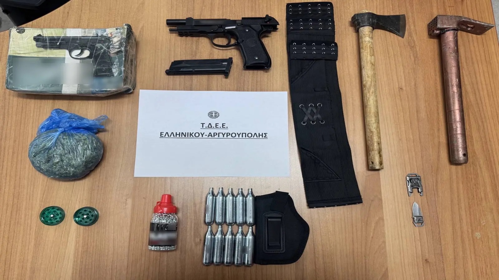 Σε βάρος του σχηματίστηκε δικογραφία από το Τμήμα Δίωξης και Εξιχνίασης Εγκλημάτων Ελληνικού – Αργυρούπολης για παραβάσεις της νομοθεσίας περί όπλων και περί εξαρτησιογόνων ουσιών.