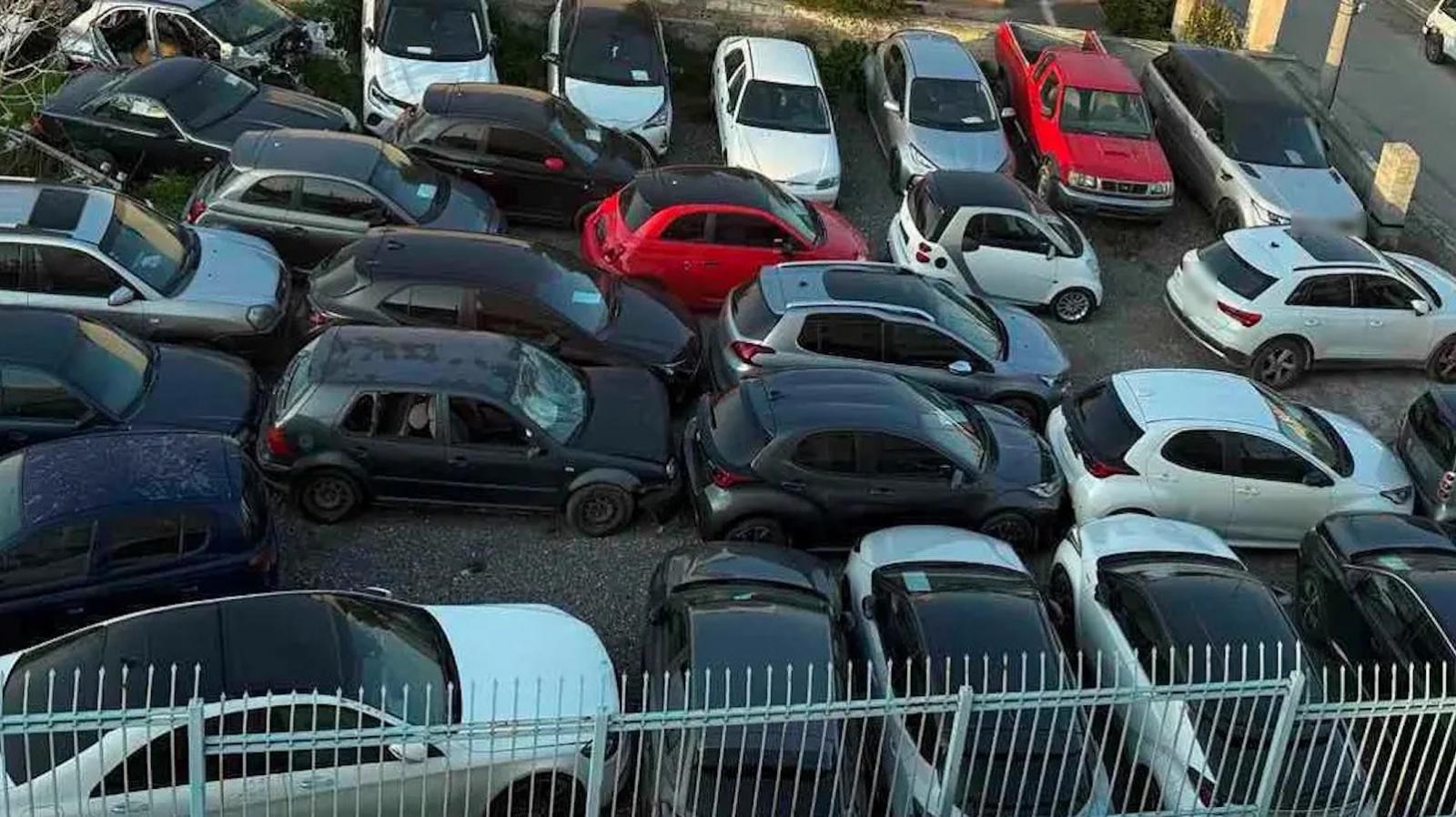 Κατά τη διάρκεια της έρευνας των αρχών εντοπίστηκαν συνολικά 36 οχήματα.