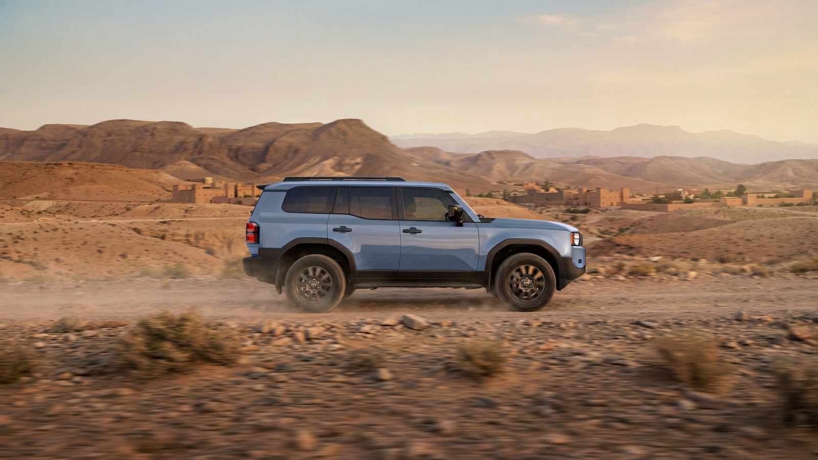 Η έκδοση VX είναι προσανατολισμένη για εκτός δρόμου κίνηση. Οπτικά ξεχωρίζει από τους εμβληματικούς στρογγυλούς προβολείς που παραπέμπουν στη Limited First Edition, ενώ διατίθεται στην αποκλειστική βαφή Smoky Blue. Η έκδοση VX είναι προσανατολισμένη για εκτός δρόμου κίνηση. Οπτικά ξεχωρίζει από τους εμβληματικούς στρογγυλούς προβολείς που παραπέμπουν στη Limited First Edition, ενώ διατίθεται στην αποκλειστική βαφή Smoky Blue.