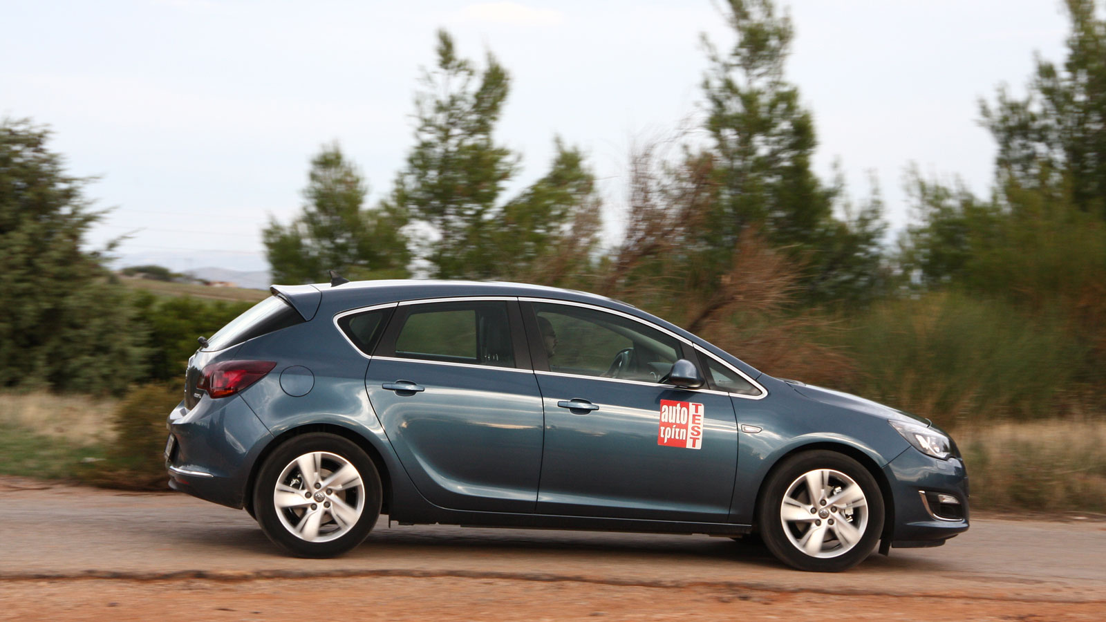 Το Opel Astra J έχει χώρους για 5 ενήλικες και είναι άνετο στο δρόμο