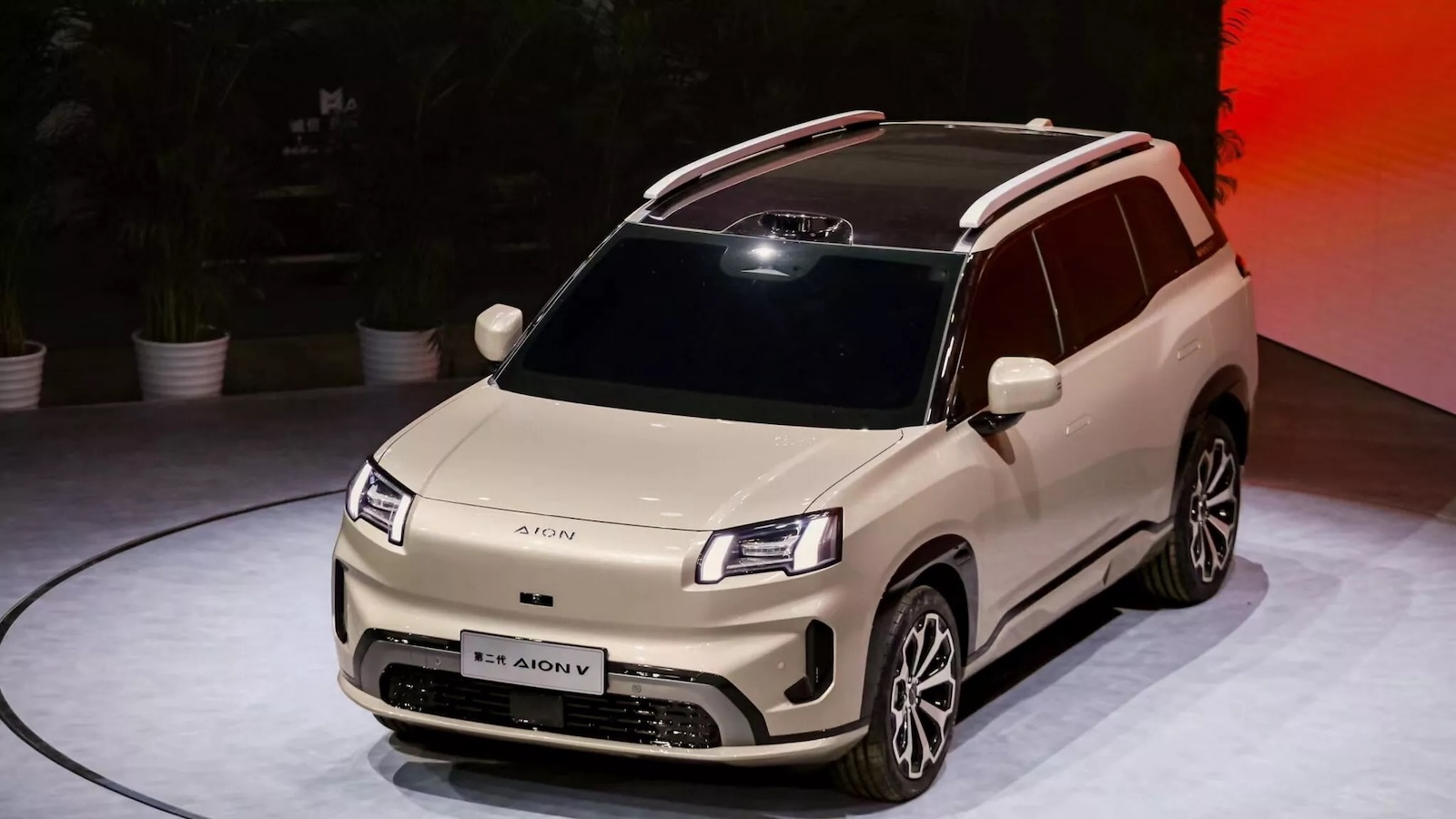 Το Aion V βασίζεται στη modular πλατφόρμα AEP της εταιρείας και κινείται με ηλεκτροκινητήρα 204 ίππων. Διατίθεται με μπαταρία, 75 kWh και μπορεί να προσφέρει αυτονομία έως 510 χλμ. σύμφωνα με το πρότυπο WLTP. Το Aion V βασίζεται στη modular πλατφόρμα AEP της εταιρείας και κινείται με ηλεκτροκινητήρα 204 ίππων. Διατίθεται με μπαταρία, 75 kWh και μπορεί να προσφέρει αυτονομία έως 510 χλμ. σύμφωνα με το πρότυπο WLTP.
