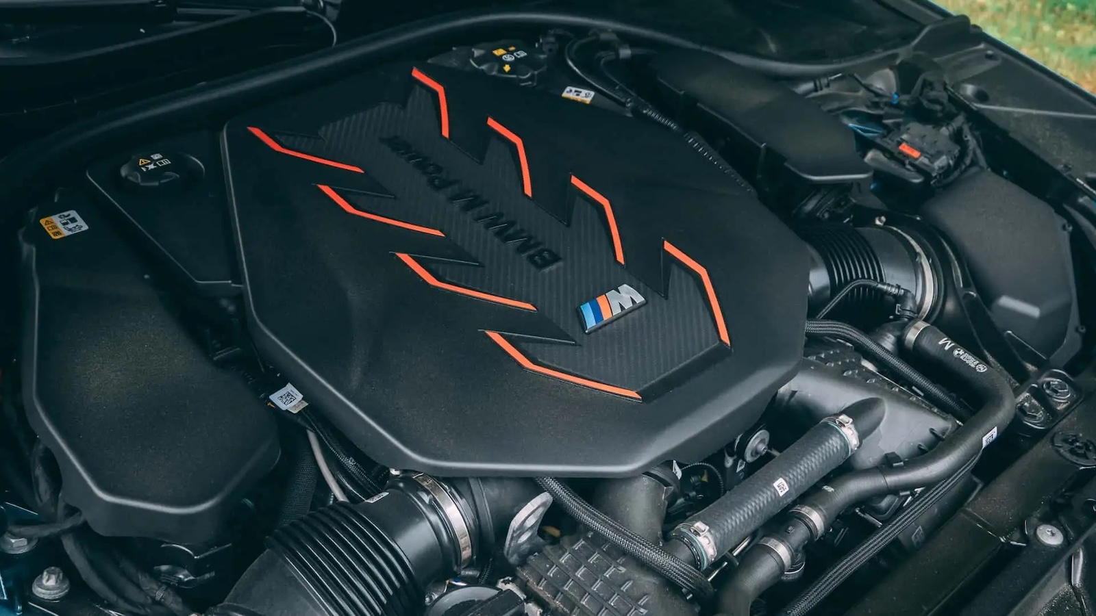 Η BMW δείχνει αποφασισμένη να κρατήσει ζωντανές τις επιλογές, στέλνοντας μήνυμα ότι οι εξακύλινδροι σε σειρά και οι V8 δεν φεύγουν, ενώ ο V12 συνεχίζει να υπάρχει ακόμη και στην εποχή που το Euro 7 πλησιάζει. Η BMW δείχνει αποφασισμένη να κρατήσει ζωντανές τις επιλογές, στέλνοντας μήνυμα ότι οι εξακύλινδροι σε σειρά και οι V8 δεν φεύγουν, ενώ ο V12 συνεχίζει να υπάρχει ακόμη και στην εποχή που το Euro 7 πλησιάζει.