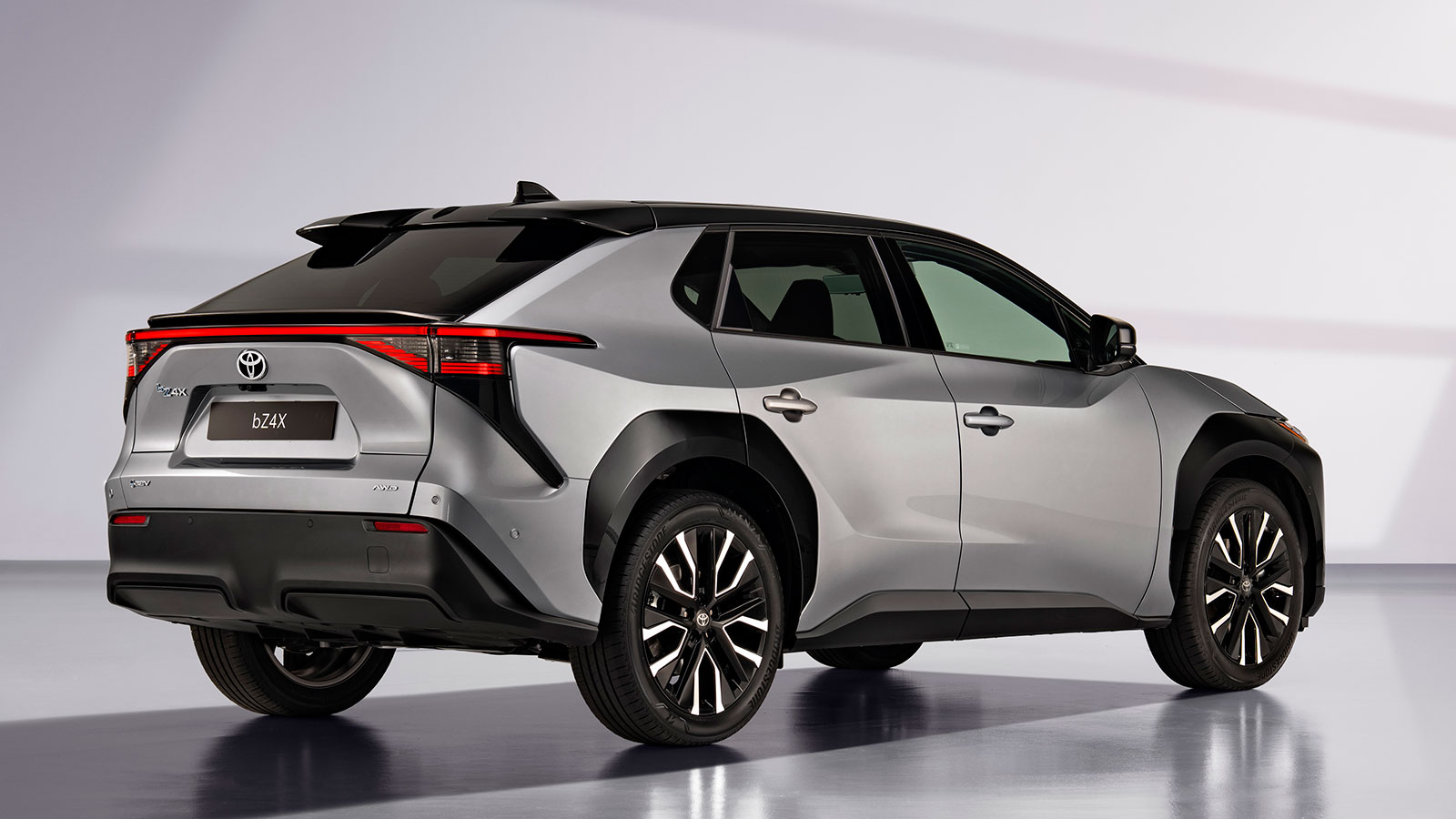 Σύμφωνα με την Toyota, η αυτονομία του bZ4X φτάνει έως και 569 χλμ. (κατά WLTP) στη δικίνητη έκδοση, όταν στο προανανέωσης μοντέλο, η μέγιστη αυτονομία ήταν 514 χλμ..