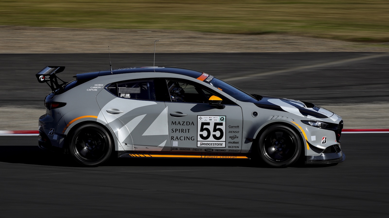 Το σύστημα μπορεί να «κρατάει» το CO₂ από τα καυσαέρια και να το αποθηκεύει σε δεξαμενή μέσα στο αυτοκίνητο. Δοκιμάστηκε στον 7ο αγώνα της Super Taikyu στο Fuji Speedway σε ένα Mazda3 Race. Το σύστημα μπορεί να «κρατάει» το CO₂ από τα καυσαέρια και να το αποθηκεύει σε δεξαμενή μέσα στο αυτοκίνητο. Δοκιμάστηκε στον 7ο αγώνα της Super Taikyu στο Fuji Speedway σε ένα Mazda3 Race.