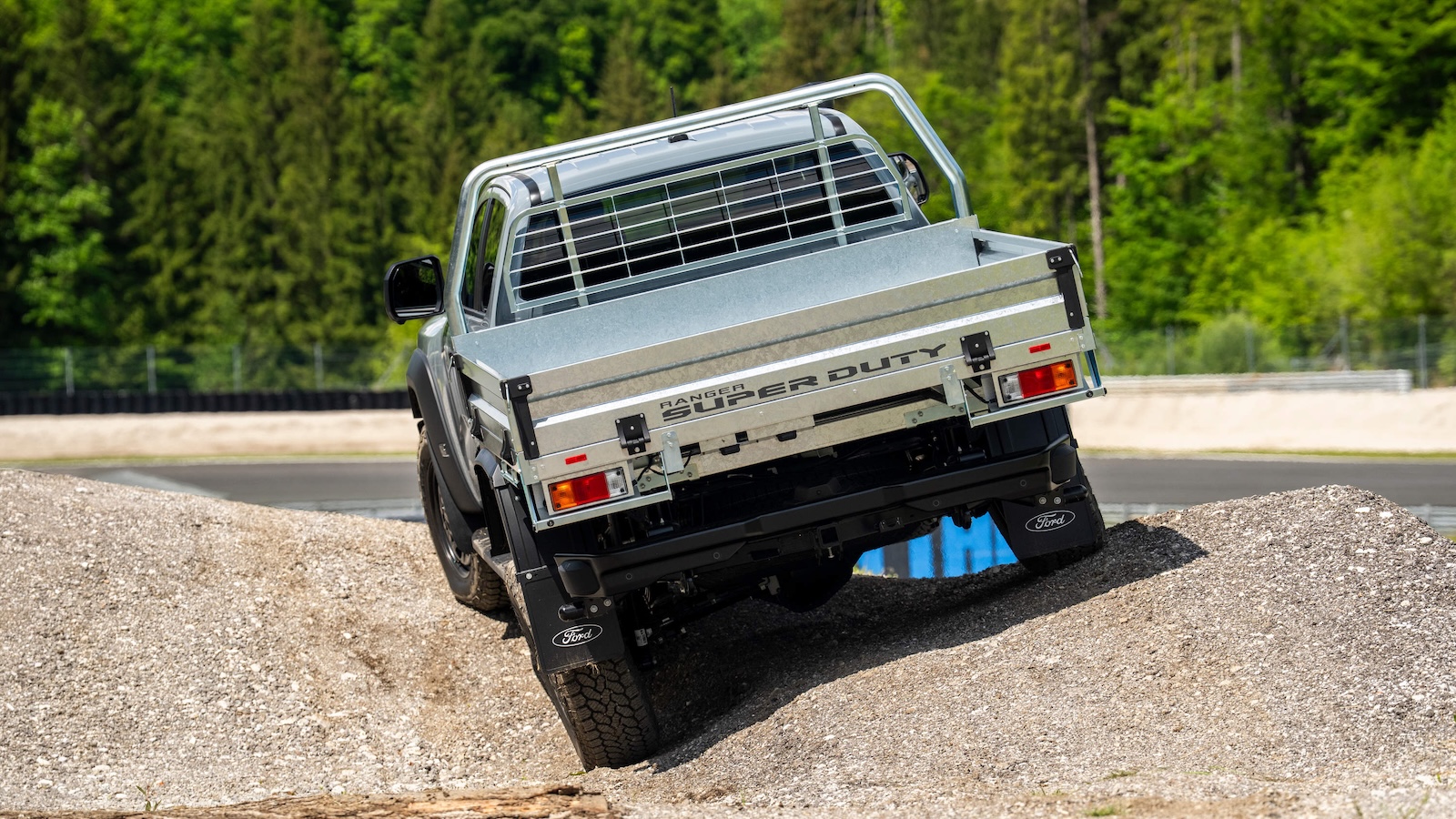 Το Ranger Super Duty διαθέτει πλήρως ανασχεδιασμένο πλαίσιο μεγαλύτερης διατομής, ενισχυμένες βάσεις ανάρτησης και αναβαθμισμένους άξονες μετάδοσης, επιτρέποντάς του να προσφέρει ωφέλιμο φορτίο σχεδόν 2 τόνων. Το Ranger Super Duty διαθέτει πλήρως ανασχεδιασμένο πλαίσιο μεγαλύτερης διατομής, ενισχυμένες βάσεις ανάρτησης και αναβαθμισμένους άξονες μετάδοσης, επιτρέποντάς του να προσφέρει ωφέλιμο φορτίο σχεδόν 2 τόνων.