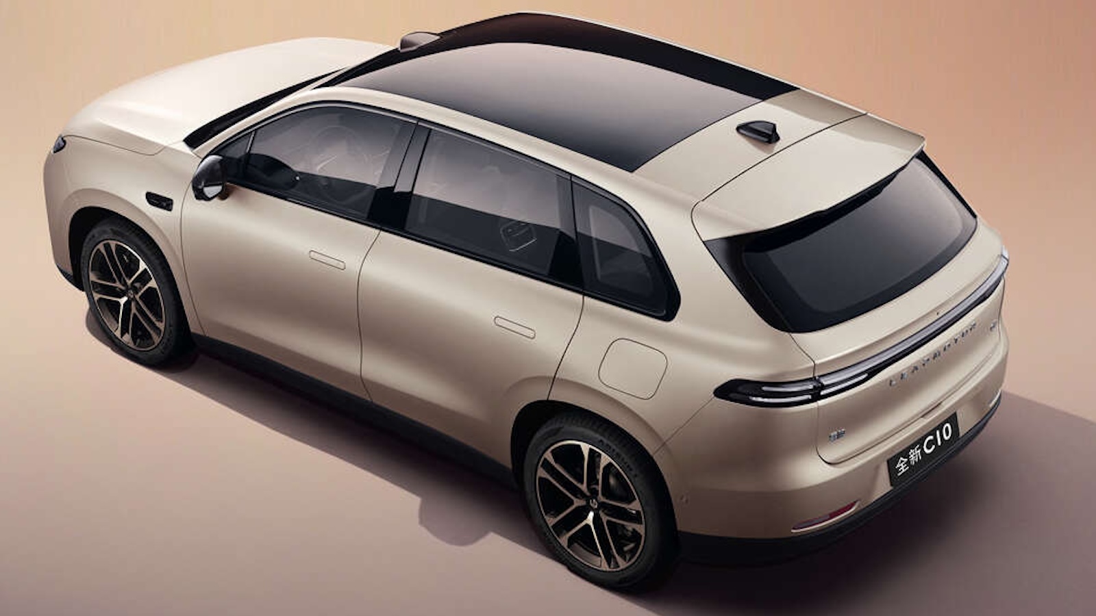 Εξωτερικά, το ανανεωμένο Leapmotor C10 υιοθετεί μια φρέσκια σχεδιαστική ταυτότητα. 
