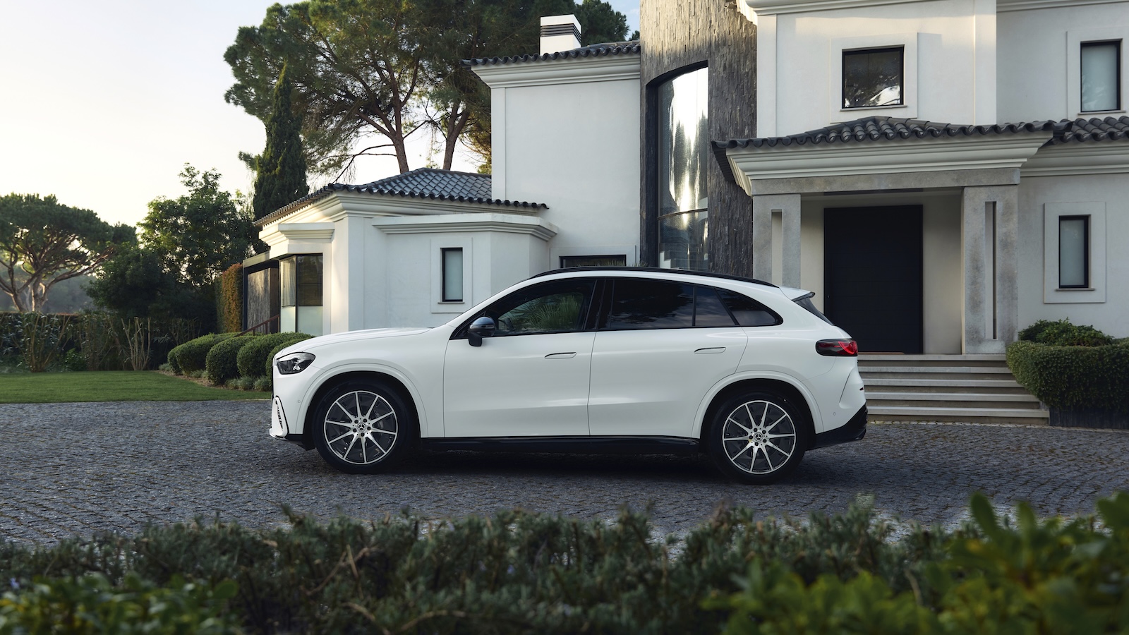 Η Mercedes-Benz επεκτείνει τη γκάμα της ηλεκτρικής GLC, προσθέτοντας τις εκδόσεις 250 και 300 4MATIC Η Mercedes-Benz επεκτείνει τη γκάμα της ηλεκτρικής GLC, προσθέτοντας τις εκδόσεις 250 και 300 4MATIC