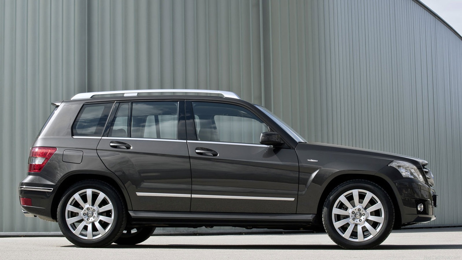 Η Mercedes GLK έχει χώρους για 5 ψηλούς και υψηλή ποιότητα κύλισης