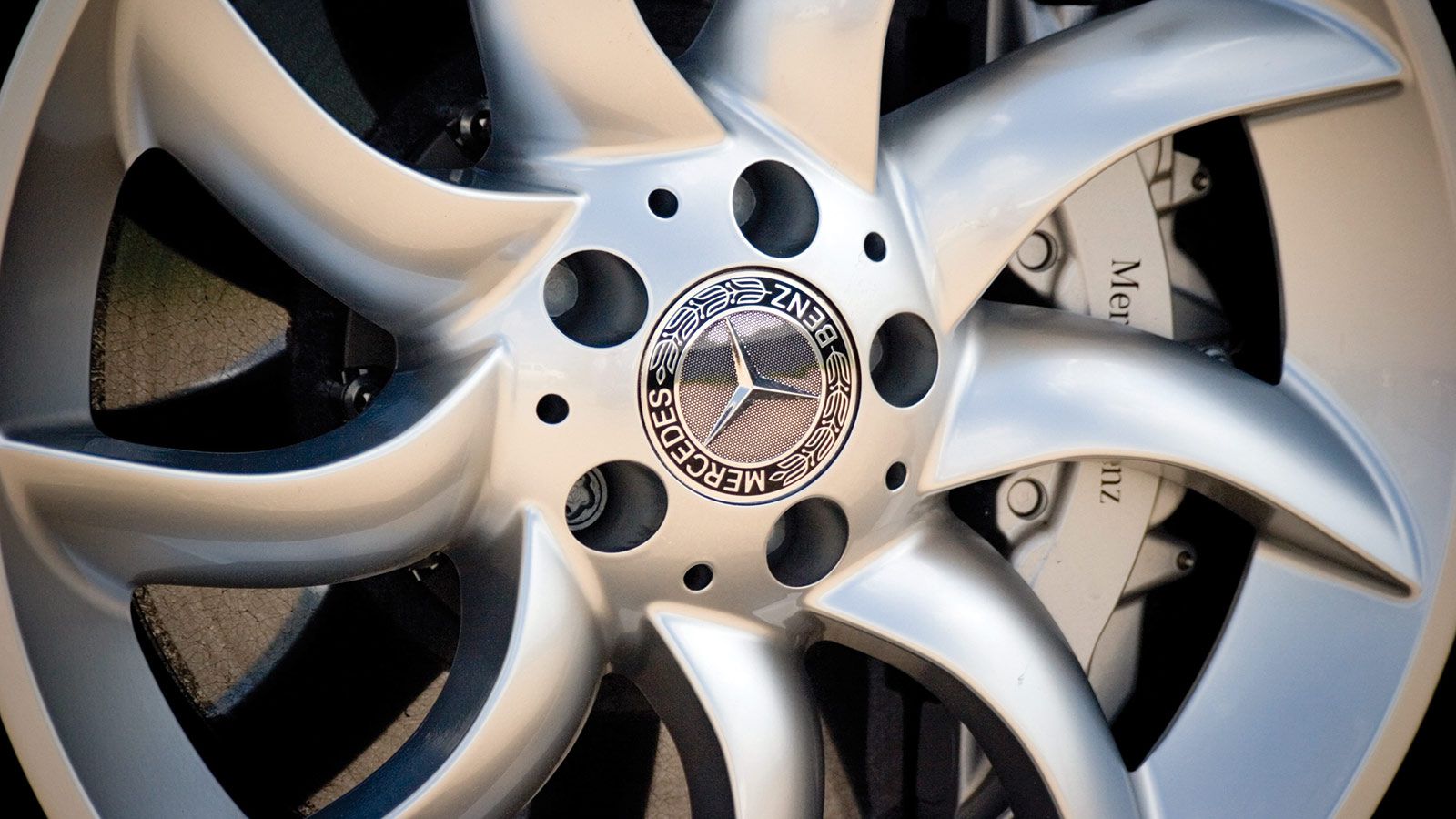 Η σχεδίαση των ζαντών της Mercedes-Benz SLR McLaren επιτρέπει την αυξημένη ροή του αέρα για την ψύξη των φρένων. Η σχεδίαση των ζαντών της Mercedes-Benz SLR McLaren επιτρέπει την αυξημένη ροή του αέρα για την ψύξη των φρένων.