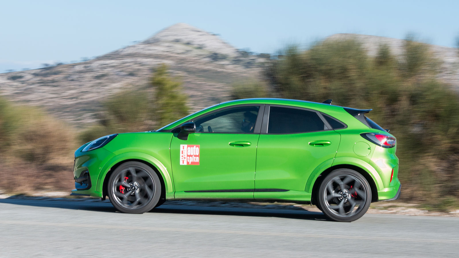 Το Puma ST δανείστηκε την πλατφόρμα και τον EcoBoost κινητήρα των 200 ίππων από το Fiesta ST, ωστόσο χρειάστηκε αρκετές βελτιώσεις ώστε να μπορέσει να δώσει την ίδια σπορτίφ οδηγική αίσθηση, όντας 152 χλστ. πιο ψηλά από το έδαφος.