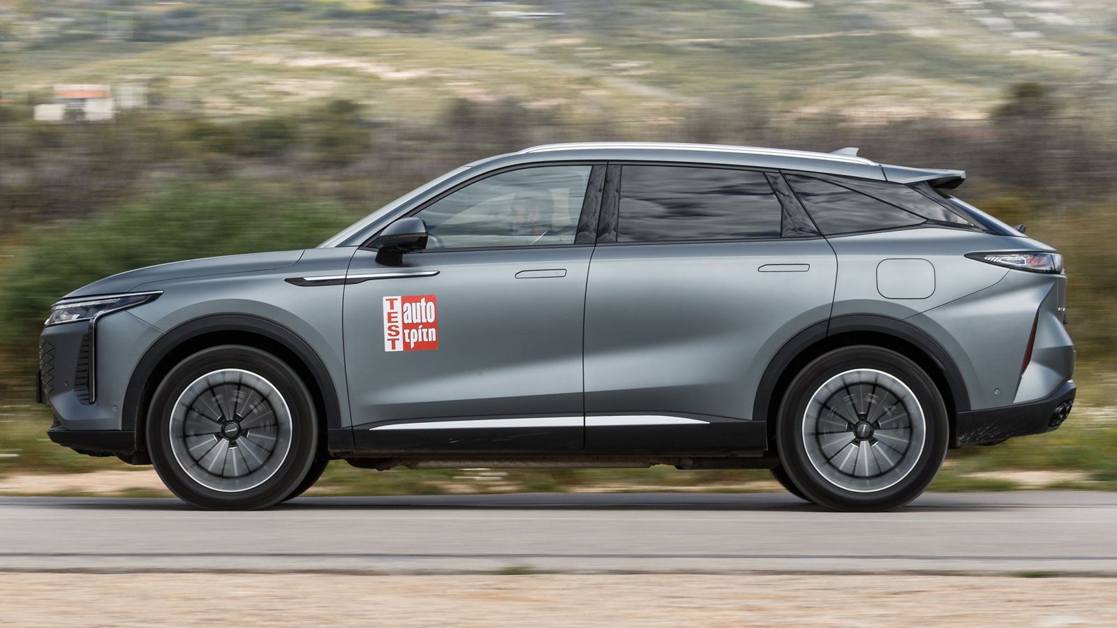 Η κίνηση του Omoda 9 PHEV AWD των 537 ίππων γίνεται κυρίως μέσω του πίσω ηλεκτροκινητήρα (238 PS), με το θερμικό μοτέρ (143 PS) και έναν εμπρός ηλεκτροκινητήρα (122 PS) να εμπλέκονται σε συνθήκες επιτάχυνσης. Το τέταρτο μοτέρ είναι επίσης ηλεκτρικό (102 PS), βρίσκεται εντός του κιβωτίου και μαζί με τον βενζινοκινητήρα έχουν ρόλο γεννήτριας.