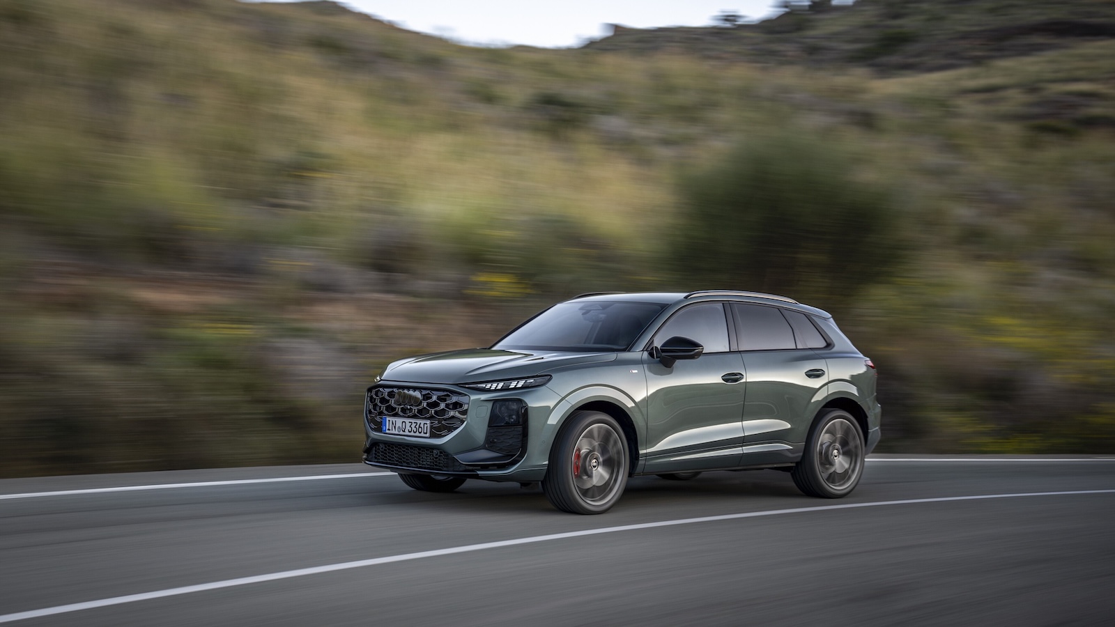 Το Audi Q3 e-hybrid βελτιώνει σημαντικά τις ικανότητες ρυμούλκησής του, καθώς πλέον μπορεί να έλξει βάρος έως και 2.000 κιλά δηλαδή 600 κιλά περισσότερα σε σχέση με πριν.