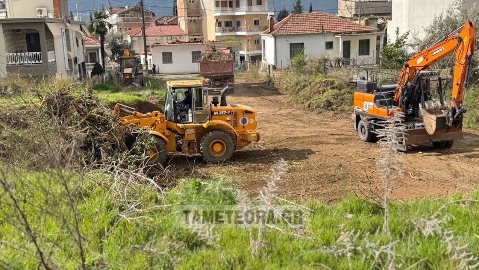 Ήδη από τις πρώτες πρωινές ώρες, συνεργεία του Δήμου Μετεώρων βρίσκονται στο σημείο, προχωρώντας στον καθαρισμό του χώρου και την απομάκρυνση μπάζων και εμποδίων.