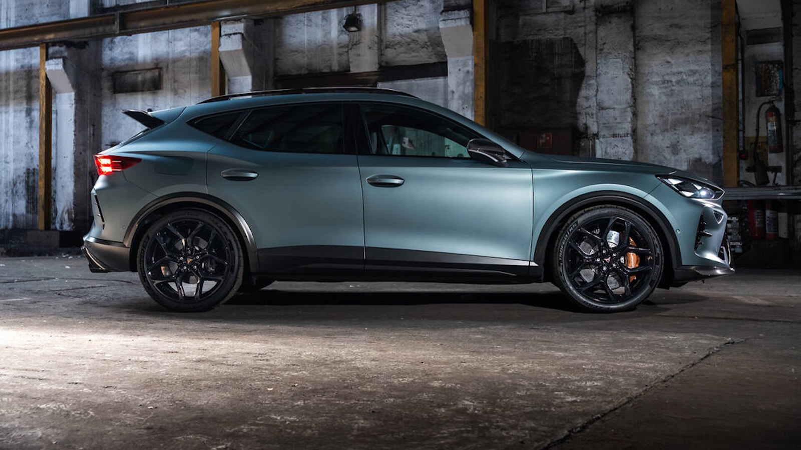 Το ABT CUPRA Formentor VZ5 635 θα παραχθεί σε 30 συλλεκτικά κομμάτια και θα διατεθούν αποκλειστικά μέσω του δικτύου αντιπροσώπων της CUPRA στη Γερμανία, την Ελβετία και την Αυστρία.
Το ABT CUPRA Formentor VZ5 635 θα παραχθεί σε 30 συλλεκτικά κομμάτια και θα διατεθούν αποκλειστικά μέσω του δικτύου αντιπροσώπων της CUPRA στη Γερμανία, την Ελβετία και την Αυστρία.