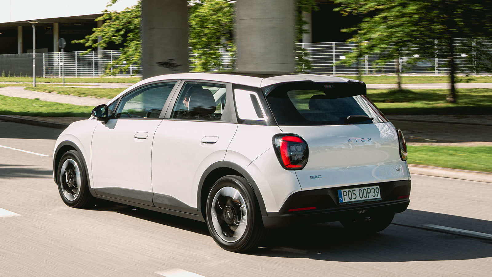 Στο δρόμο, το Aion UT βγάζει εμπιστοσύνη χάρη στο στιβαρό και σταθερό πάτημα και τον εύκολο χειρισμό του.