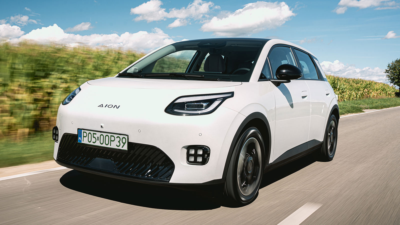 Το ΑΙΟΝ UT πρακτικά ανήκει στην κατηγορία των μικρομεσαίων hatchback ηλεκτρικών και έρχεται να ανταγωνιστεί μοντέλα όπως όπως το BYD Dolphin και VW ID.3. 