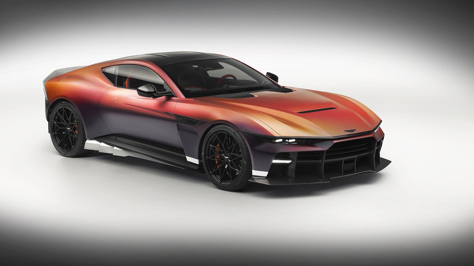 Η Aston Martin προχωρά σε μια ιστορική αποκάλυψη παρουσιάζοντας το Valen, το ισχυρότερο αυτοκίνητο παραγωγής με τον κινητήρα τοποθετημένο εμπρός στην 113χρονη πορεία της. Η Aston Martin προχωρά σε μια ιστορική αποκάλυψη παρουσιάζοντας το Valen, το ισχυρότερο αυτοκίνητο παραγωγής με τον κινητήρα τοποθετημένο εμπρός στην 113χρονη πορεία της.