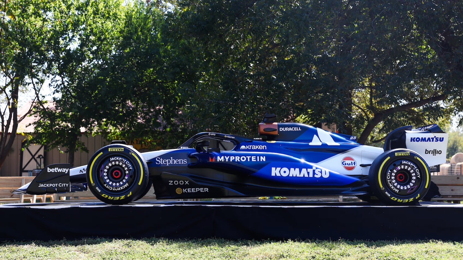 Williams 2025 – Livery-φόρος τιμής στο 2002, με παρουσίαση από τον Χουάν Πάμπλο Μοντόγια. Williams 2025 – Livery-φόρος τιμής στο 2002, με παρουσίαση από τον Χουάν Πάμπλο Μοντόγια.
