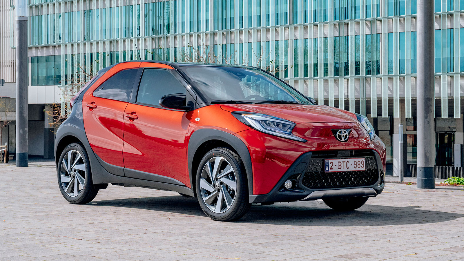 To Aygo X είναι το μικρότερο SUV μοντέλο στην γκάμα της Toyota και ξεχωρίζει για την νεανική του σχεδίαση και τον γενικότερο χαρακτήρα του. 