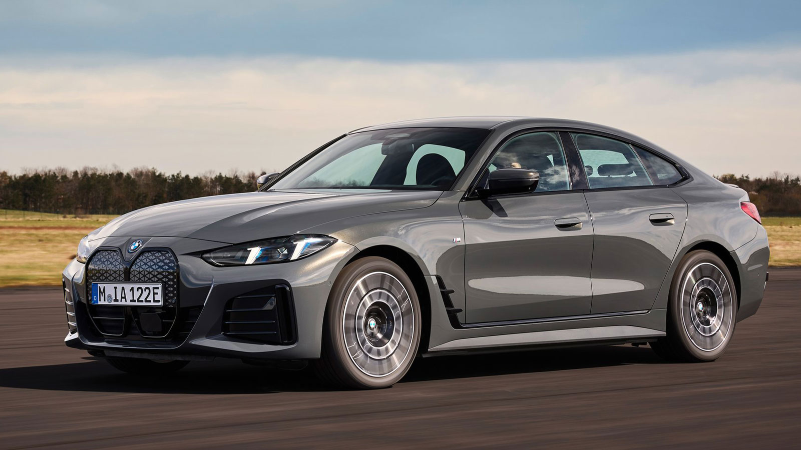 Η ηλεκτρική i4 eDrive35 φέρει τεχνολογία BMW eDrive 5ης γενιάς, με τον κινητήρα των 286 ίππων να έχει μέση κατανάλωση 14,8 kWh/100 χλμ..