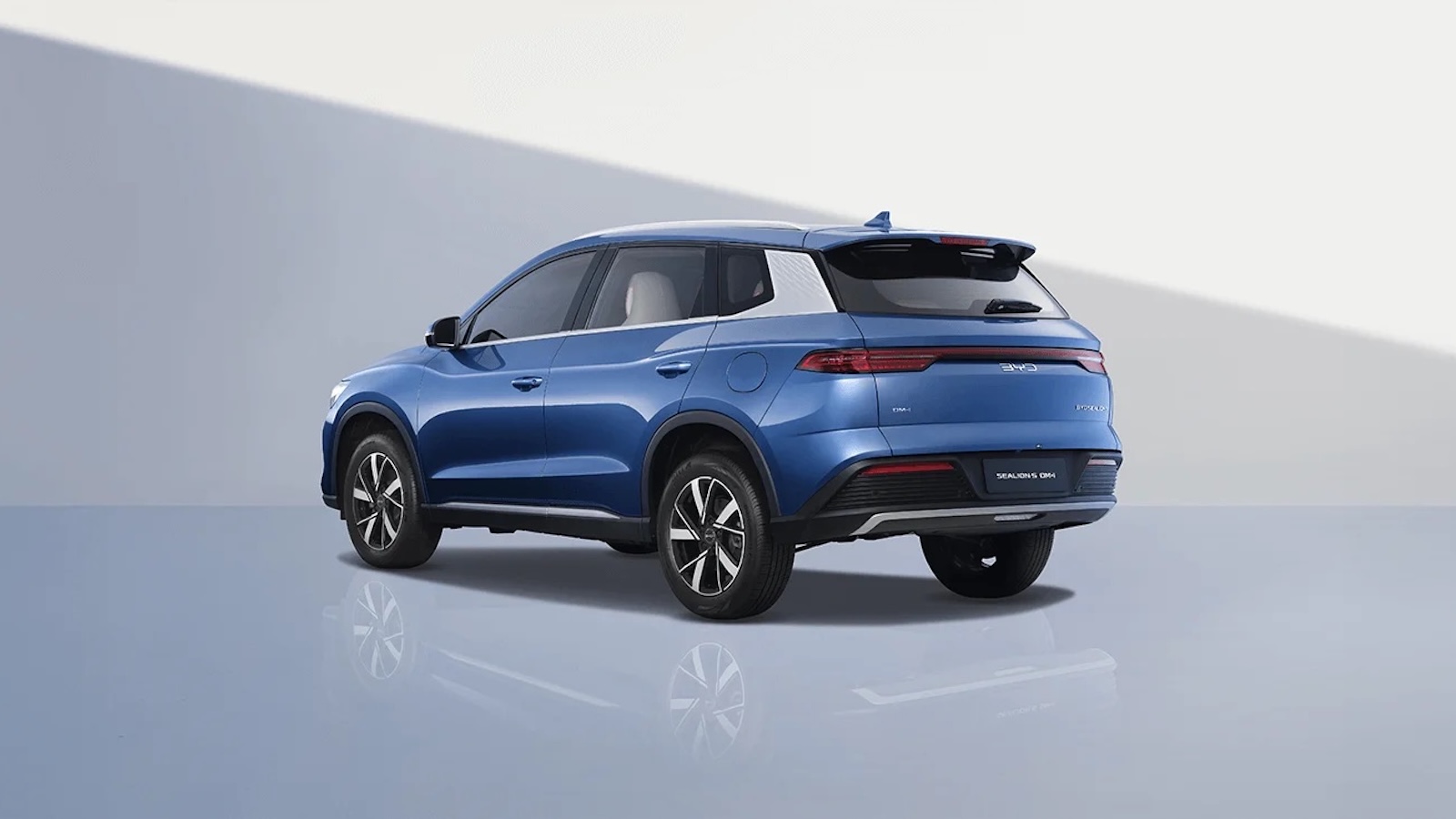 Η BYD περιγράφει το DM-i ως σύστημα “Dual Mode” που λειτουργεί είτε αμιγώς ηλεκτρικά είτε υβριδικά, με τον βενζινοκινητήρα να υποστηρίζει & ή να τροφοδοτεί την ηλεκτρική λειτουργία ανάλογα με τις ανάγκες. Η BYD περιγράφει το DM-i ως σύστημα “Dual Mode” που λειτουργεί είτε αμιγώς ηλεκτρικά είτε υβριδικά, με τον βενζινοκινητήρα να υποστηρίζει & ή να τροφοδοτεί την ηλεκτρική λειτουργία ανάλογα με τις ανάγκες.