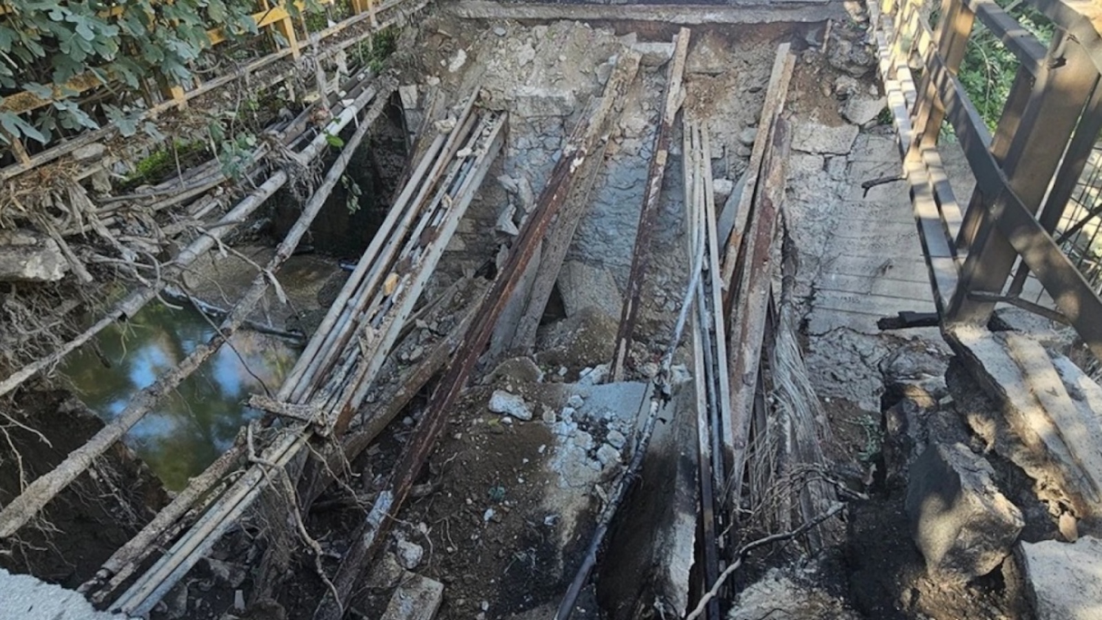 Κατέρρευση γέφυρας στο Βοτανικό – Και η Περιφέρεια ρωτούσε… «πού έγινε αυτό;» 