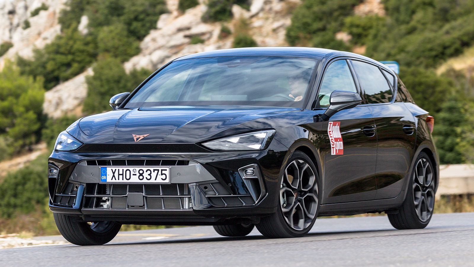 Το CUPRA Leon είναι διαθέσιμο τόσο με χειροκίνητο (από 30.990 ευρώ) όσο και αυτόματο κιβώτιο διπλού συμπλέκτη και ήπια υβριδικό σύστημα (από 33.490 ευρώ).