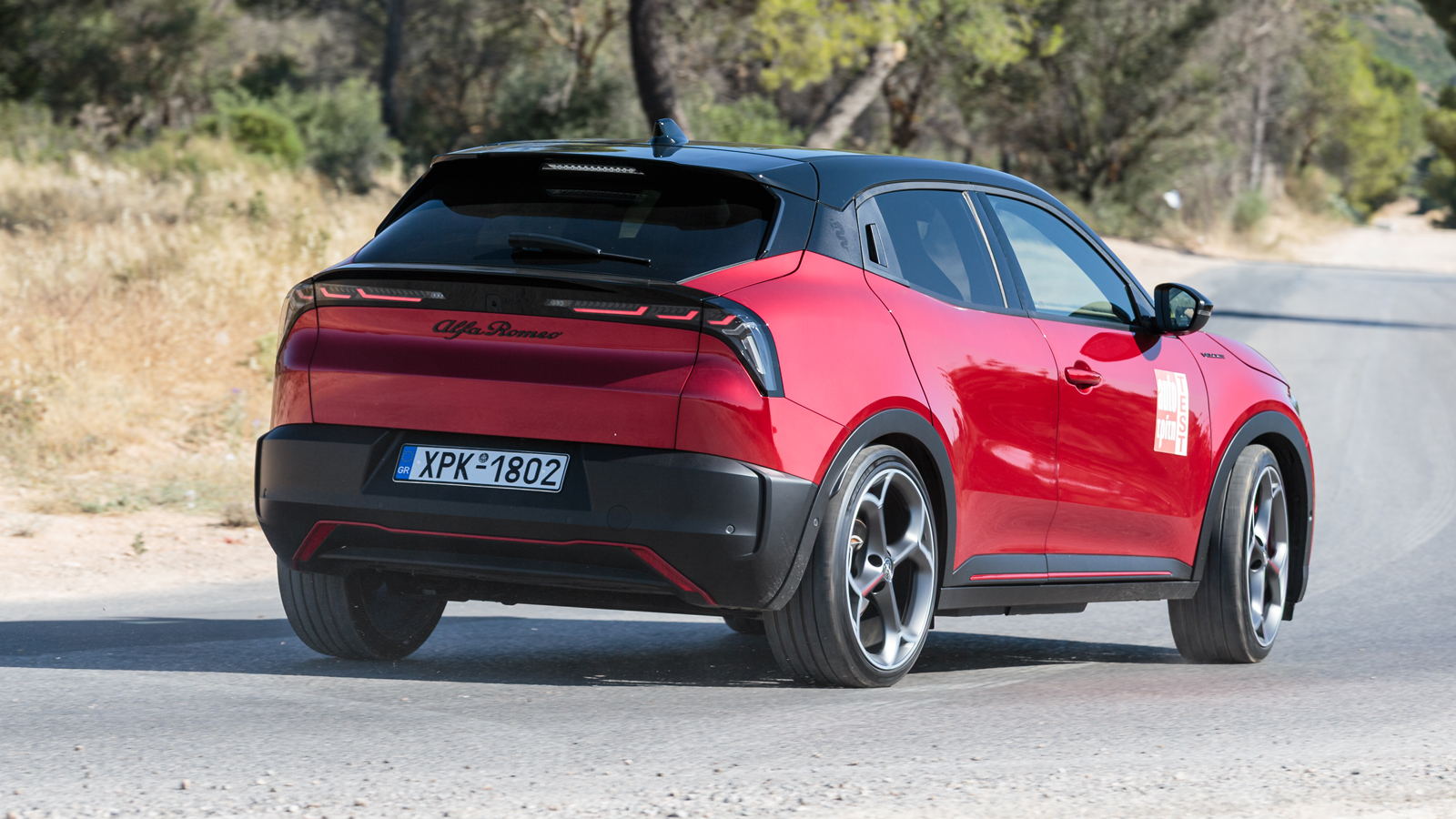 Δε γίνεται να μην την ξεχωρίσεις. Η Alfa Romeo Junior Elettrica Veloce δείχνει αμέσως τη δύναμη που κρύβει κάτω από το ιταλικό design. Δε γίνεται να μην την ξεχωρίσεις. Η Alfa Romeo Junior Elettrica Veloce δείχνει αμέσως τη δύναμη που κρύβει κάτω από το ιταλικό design.