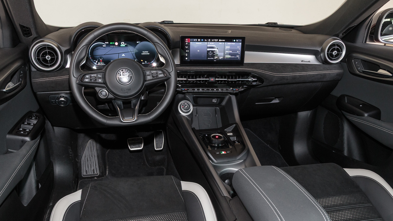 Αναβαθμισμένη η premium αύρα στην καμπίνα της Alfa Romeo Tonale. Αναβαθμισμένη η premium αύρα στην καμπίνα της Alfa Romeo Tonale.